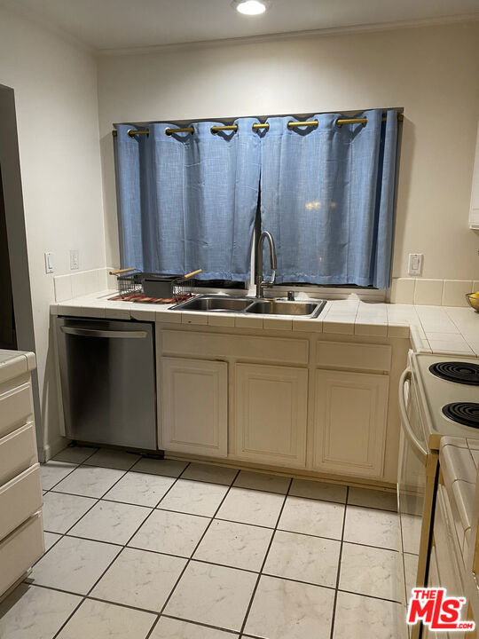 2252 Northpark Street, Thousand Oaks CA: https://media.crmls.org/mediaz/fabfbf56-6d2d-4696-9d98-fe36aae909bf.jpg
