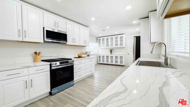 565 W El Morado Court, Ontario CA: https://media.crmls.org/mediaz/fac070eb-61c2-45b6-84b6-5b4db095fa69.jpg