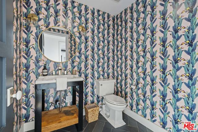 3873 Berry Drive, Studio City CA: https://media.crmls.org/mediaz/fac0b02f-b9a1-407b-8a97-bd4b03d3f481.jpg