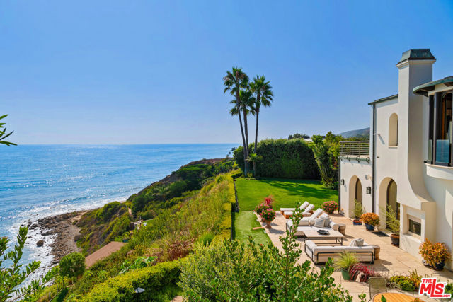 32804 Pacific Coast Highway, Malibu CA: https://media.crmls.org/mediaz/fac1ad48-cd53-4fb4-90b6-570caa5839fa.jpg