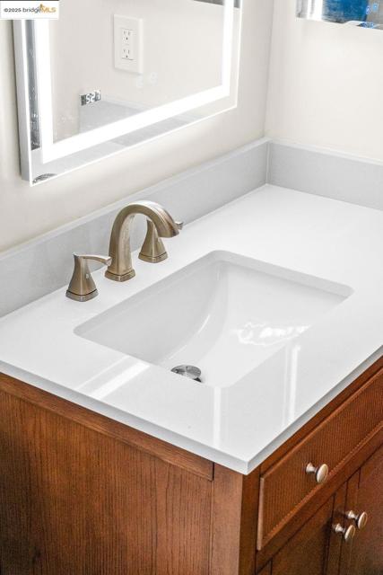 1730 Highland Pl, Berkeley CA: https://media.crmls.org/mediaz/fac59bb6-e662-46f1-86ae-65f7a474672a.jpg