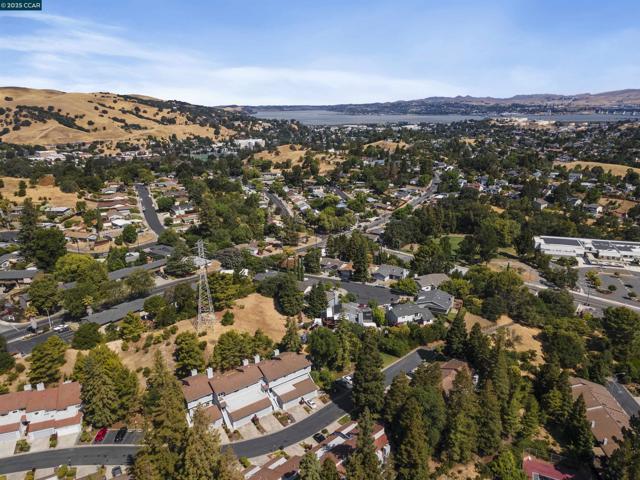 321 Via Cordova Ln, Martinez CA: https://media.crmls.org/mediaz/fac5e2aa-f2b9-4f5d-b7a3-e592be7e6b0a.jpg