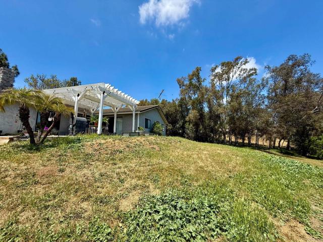 3048 Jason Road, Fallbrook CA: https://media.crmls.org/mediaz/fac61f02-0dc4-4dc3-bbdb-693332c9d9d1.jpg