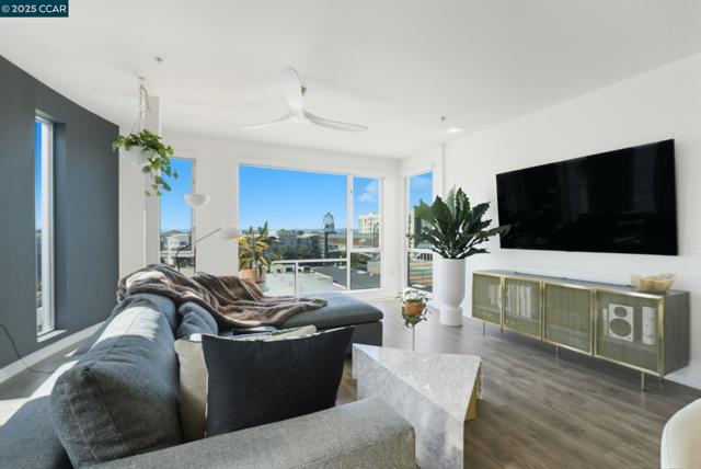 200 2nd St, Oakland CA: https://media.crmls.org/mediaz/fac6abb5-f84d-48dc-b4a1-15fb45132752.jpg