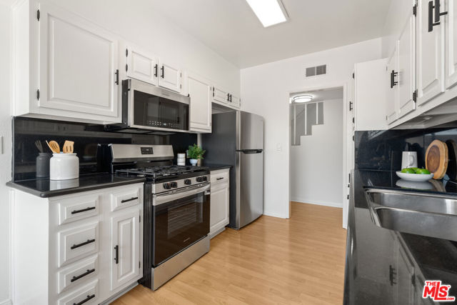 1742 S Bentley Avenue, Los Angeles CA: https://media.crmls.org/mediaz/fac6f2c0-ea60-455b-9d88-53b7cc918238.jpg