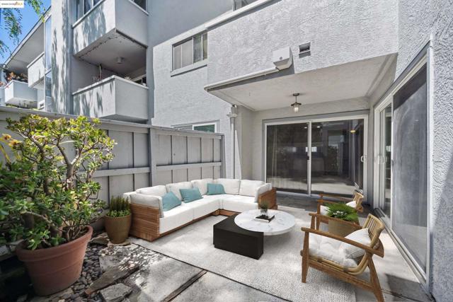 325 Kitty Hawk Rd, Alameda CA: https://media.crmls.org/mediaz/fac85f6a-e71b-47a6-9ac2-54476589be53.jpg