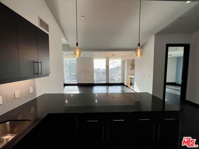 655 S Hope Street, Los Angeles CA: https://media.crmls.org/mediaz/fac9c9cf-79e4-4b67-a315-88afb1577881.jpg