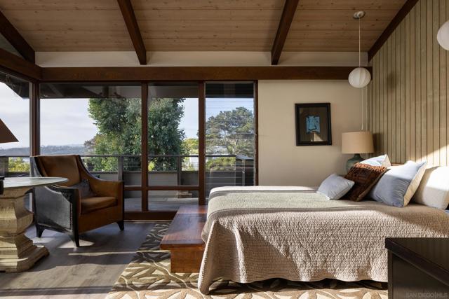 364 Bellaire Street, Del Mar CA: https://media.crmls.org/mediaz/faca3b78-8164-4541-a6c9-ae4c9d6b7d6f.jpg