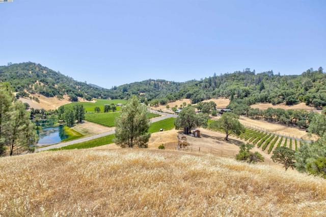5281 Chiles Pope Valley Rd,  CA: https://media.crmls.org/mediaz/faca8e3f-8426-47dd-870b-81dc31615279.jpg