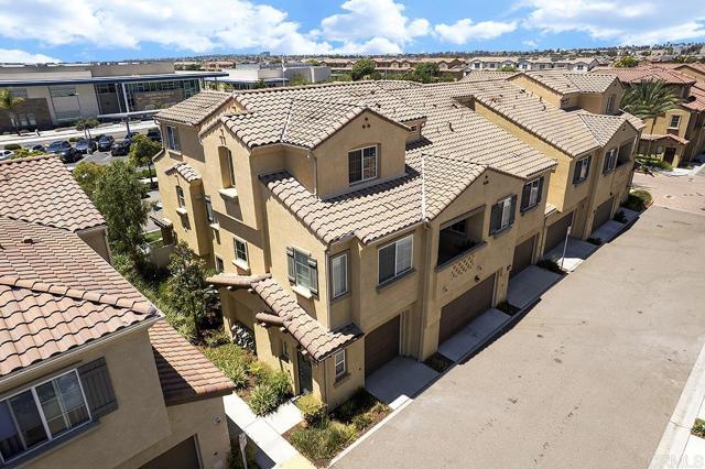 1665 Santa Alexia Avenue, Chula Vista CA: https://media.crmls.org/mediaz/facb4fa8-fd53-4138-a3ff-56c286e5b963.jpg