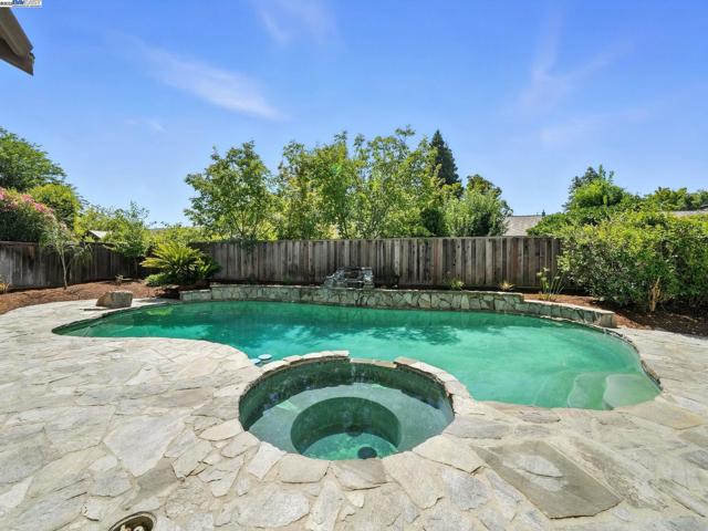 5995 Via Del Cielo, Pleasanton CA: https://media.crmls.org/mediaz/facc2aee-0ab0-4ee5-bbcf-eb88de52b4fa.jpg