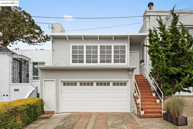 262 Byxbee St, San Francisco CA: https://media.crmls.org/mediaz/facc7673-40e0-4642-8dee-27c0ef918f72.jpg