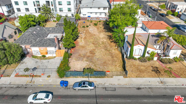 1562 S Fairfax Avenue, Los Angeles CA: https://media.crmls.org/mediaz/facca407-063a-47eb-a1d5-f4d728e73696.jpg
