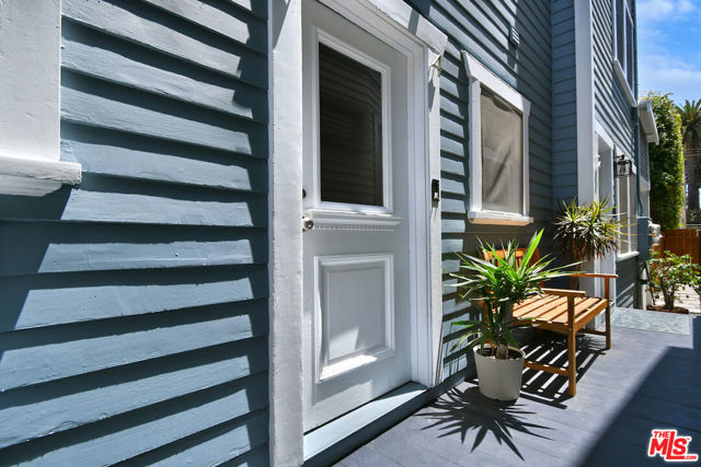 224 Horizon Avenue, Venice CA: https://media.crmls.org/mediaz/facca9af-4e7e-46ab-8246-a972e5f696fb.jpg