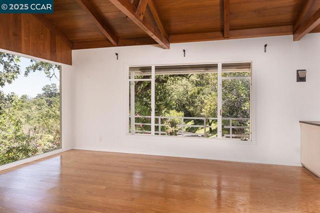 877 Mountain View Dr, Lafayette CA: https://media.crmls.org/mediaz/faccbe87-3da8-4c9a-9b81-0519f86af691.jpg