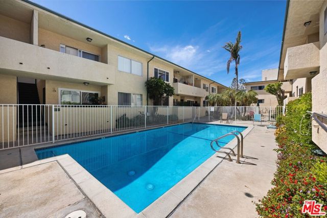 5328 Newcastle Avenue, Encino CA: https://media.crmls.org/mediaz/facd7bfa-d9ee-4c1e-9064-08bb71323167.jpg