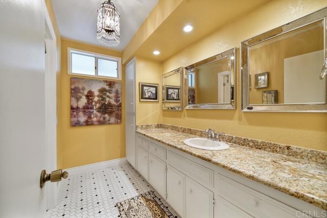 2719 Via Del Robles, Fallbrook CA: https://media.crmls.org/mediaz/face0e13-6f4f-4a6f-8aee-7694df1a0c42.jpg