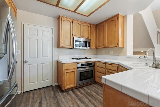 12646 Springbrook Dr, San Diego CA: https://media.crmls.org/mediaz/facebdd5-7bb2-49b6-b49c-4d2f9ae8fe4b.jpg