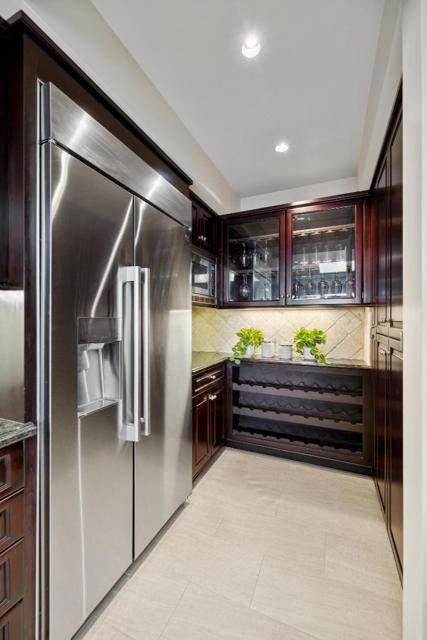 555 Laurel Avenue, San Mateo CA: https://media.crmls.org/mediaz/facec70d-5f77-475f-af78-d8d66e94c970.jpg