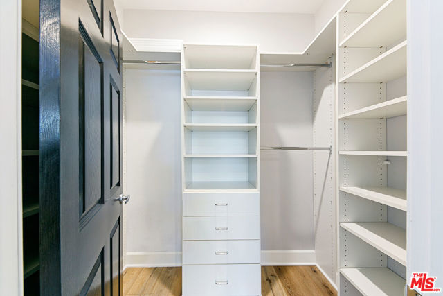 6477 Zuma View Place, Malibu CA: https://media.crmls.org/mediaz/facf7208-f1c4-404a-8a17-73c324dae72f.jpg