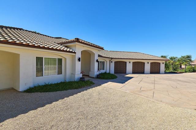 2869 Dos Lomas Place, Fallbrook CA: https://media.crmls.org/mediaz/facfab9a-2cec-49bf-b70d-39364db85b61.jpg