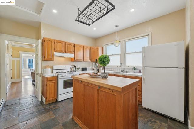 2002 Chestnut St, Oakland CA: https://media.crmls.org/mediaz/fad00d02-3311-456c-9ce1-a42c1fce171e.jpg