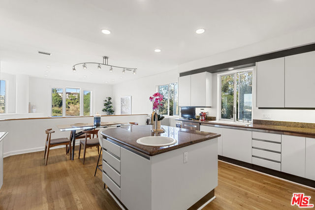 3670 Avenida Del Sol, Studio City CA: https://media.crmls.org/mediaz/fad1b283-75e7-4b4a-9302-784dbbeb9774.jpg