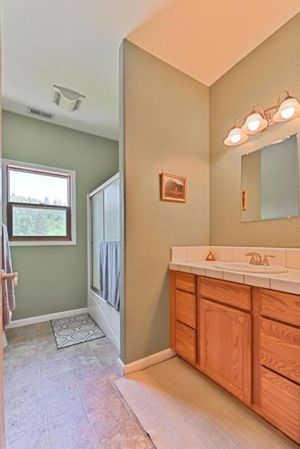 18757 Sunrise Way, Tuolumne CA: https://media.crmls.org/mediaz/fad204ef-d98f-4471-9bad-2198fbc4d5ad.jpg
