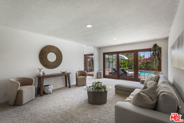 5136 Los Bonitos Way, Los Angeles CA: https://media.crmls.org/mediaz/fad3bccb-c3e7-46e9-8b3b-d67b10c62414.jpg