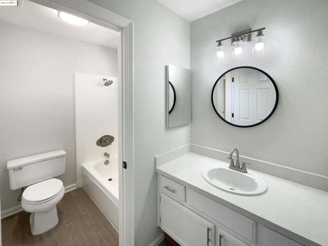 5214 Pavilion Ct, Fairfield CA: https://media.crmls.org/mediaz/fad45ded-86e2-40ad-9a61-a97c7327f212.jpg