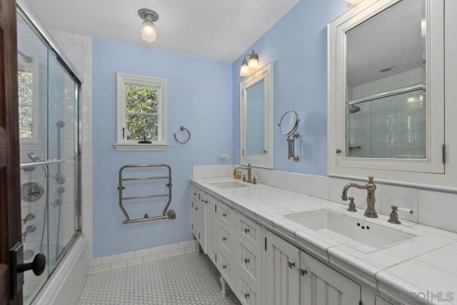7728 Ludington Pl, La Jolla CA: https://media.crmls.org/mediaz/fad51d33-bc89-46e7-a252-8fc59e2b7678.jpg