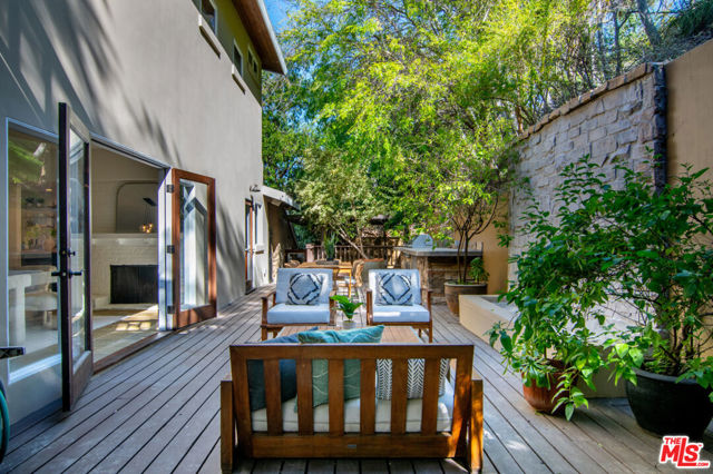 3908 Fairway Avenue, Studio City CA: https://media.crmls.org/mediaz/fad54f11-9994-4672-9eb5-86089762f4d8.jpg