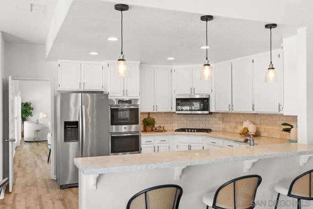 2084 Roberts Pl, Escondido CA: https://media.crmls.org/mediaz/fad63cc6-0c3e-4ebb-a709-0d95ca7c60c7.jpg