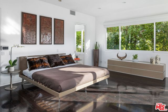 1415 Summitridge Drive, Beverly Hills CA: https://media.crmls.org/mediaz/fad65784-ee5c-4e95-9f02-4076c85c2280.jpg