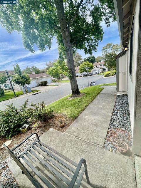 1 Bluff Ct, Hercules CA: https://media.crmls.org/mediaz/fad70b32-4f7b-4300-b209-b5f0f04b1ca1.jpg
