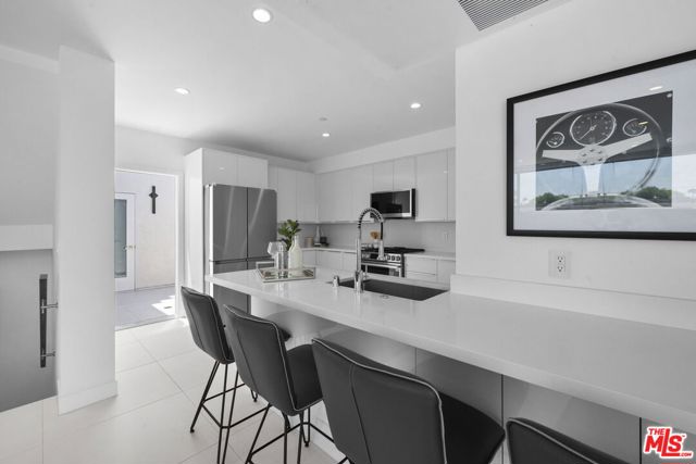 621 N Kings Road, West Hollywood CA: https://media.crmls.org/mediaz/fad748fd-b6cf-4e89-b49f-6951289052c5.jpg