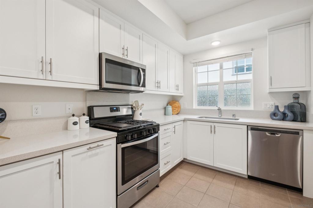 885 Blackstone - photo 12