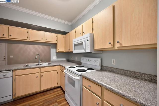 701 Gibson Dr, Roseville CA: https://media.crmls.org/mediaz/fad7b284-5edf-4312-952b-f20eb72a028a.jpg