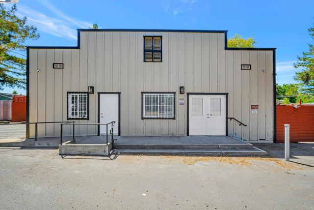 3920 Gravenstein Hwy, Sebastopol CA: https://media.crmls.org/mediaz/fad7e04c-3c49-413a-8bb0-508a897f4b48.jpg