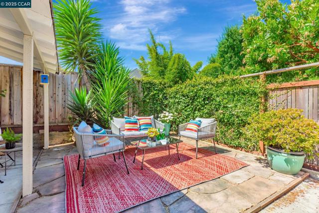 941 45Th St, Oakland CA: https://media.crmls.org/mediaz/fad82039-25c8-49df-9b50-9404727bcce8.jpg