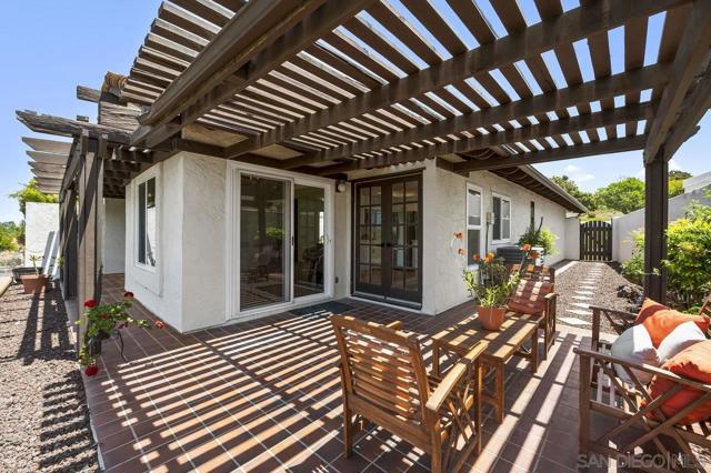 17676 Corte Sobrado, San Diego CA: https://media.crmls.org/mediaz/fad8645b-49c5-41ea-a68e-d3626501089d.jpg