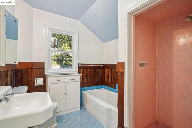 6576 Lucas AVE, Oakland CA: https://media.crmls.org/mediaz/fad864b9-b8fd-4c8f-ab9d-763c3e22cf44.jpg