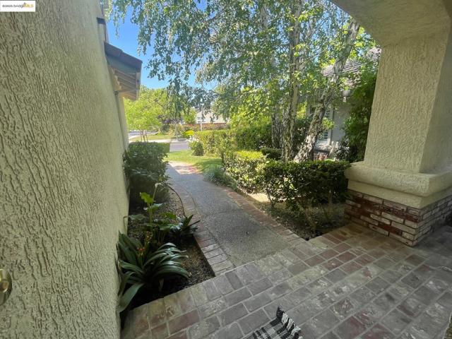 538 Apple Hill Dr, Brentwood CA: https://media.crmls.org/mediaz/fad87647-2d6f-4a9b-91f2-e2ad7af31672.jpg