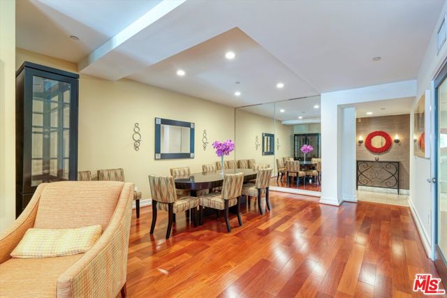 130 N Swall Drive, Beverly Hills CA: https://media.crmls.org/mediaz/fad90c32-7ede-4581-bba2-9c1ba484d8f0.jpg