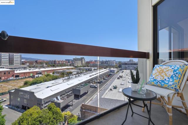 6363 Christie Ave, Emeryville CA: https://media.crmls.org/mediaz/fada2450-37c9-464e-b698-2e661e74efd0.jpg
