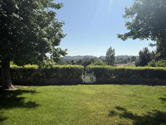 18 Gateview Drive, Fallbrook CA: https://media.crmls.org/mediaz/fada3afa-489b-4803-a10c-f231a7e01227.jpg