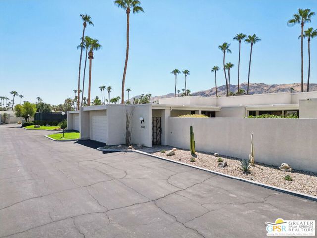 1445 Via Isla, Palm Springs CA: https://media.crmls.org/mediaz/fada8c37-6c50-4c71-afc8-86b624ba5638.jpg