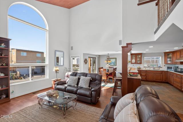 Detail Gallery Image 10 of 59 For 2408 Ocean Dr, Oxnard,  CA 93035 - 3 Beds | 3/1 Baths