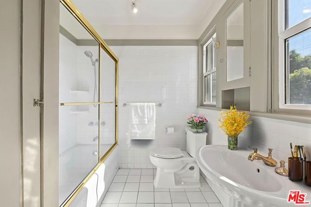 803 N Rexford Drive, Beverly Hills CA: https://media.crmls.org/mediaz/fadcfe14-10ca-4c59-ac84-1e079317be26.jpg