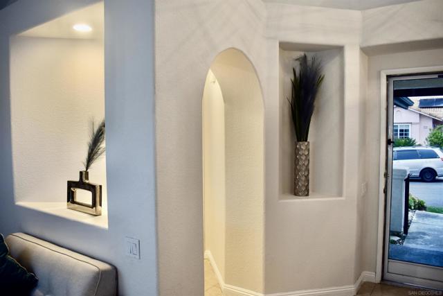 2206 Luz Way, Oceanside CA: https://media.crmls.org/mediaz/fadd8afe-e05d-40ee-9155-3459b8e49208.jpg